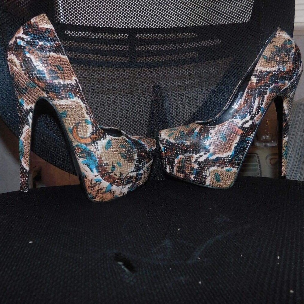 Rosette Faux Snake Skin Skull Heels